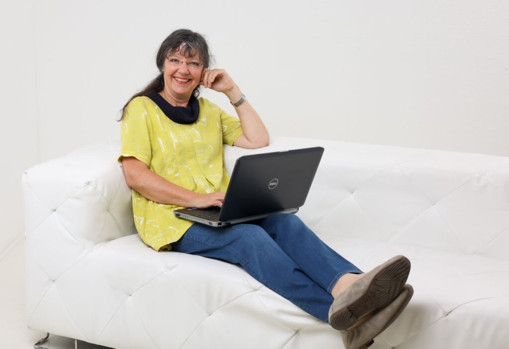 Ulrike Wanner bloggt auf dem Sofa sitzend