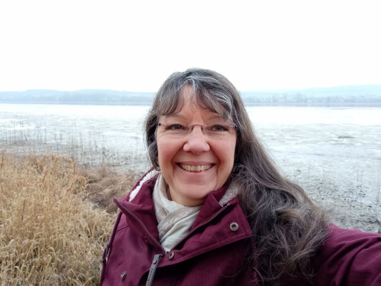 UlrikeWanner am Ufer der Mettnau