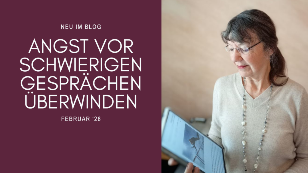 Ulrike Wanner mit Tablet in der rechten Bildhälfte, Titel des Blogartikels 'Angst vor schwierigen Gesprächen überwinden' in der linken Bildhälfte