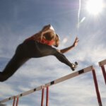 Ein Läufer überwindet die Angst vor schwierigen Gesprächen und springt über seine gedanklichen Hürden