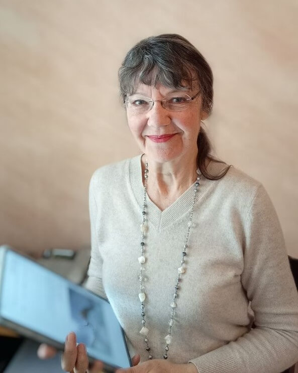 Ulrike Wanner mit Tablet, das ihren Blogartikel 'Angst vor schwierigen Gesprächen überwinden' zeigt