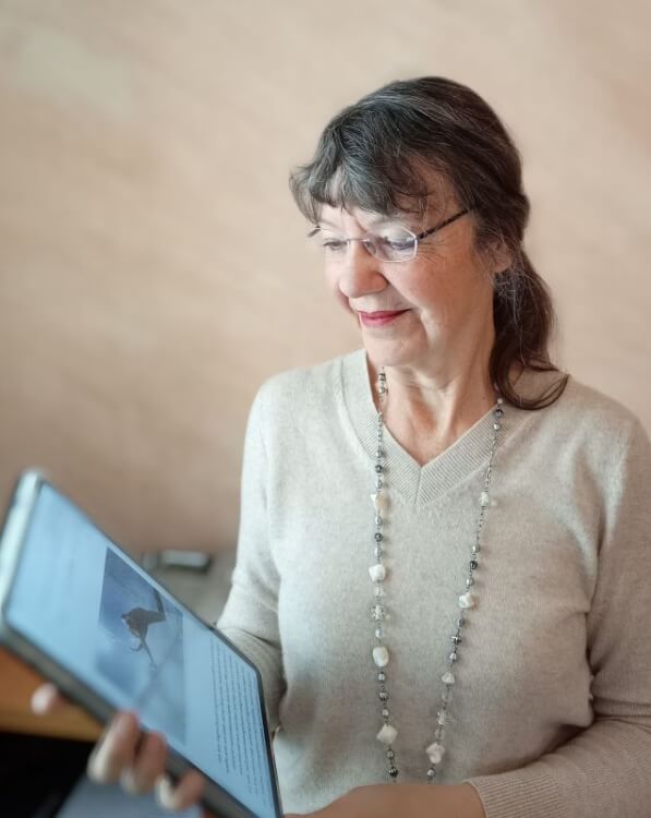 Ulrike Wanner mit Tablet, das ihren Blogartikel 'Angst vor schwierigen Gesprächen überwinden' zeigt