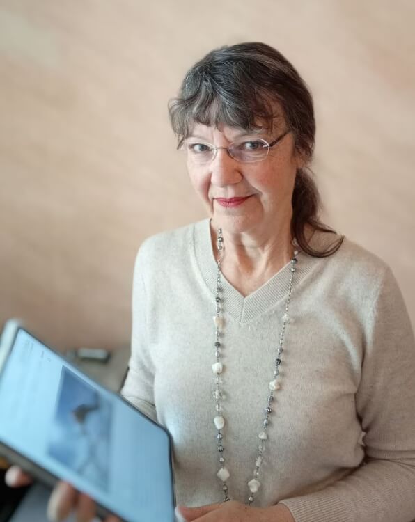 Ulrike Wanner mit Tablet, das ihren Blogartikel 'Angst vor schwierigen Gesprächen überwinden' zeigt