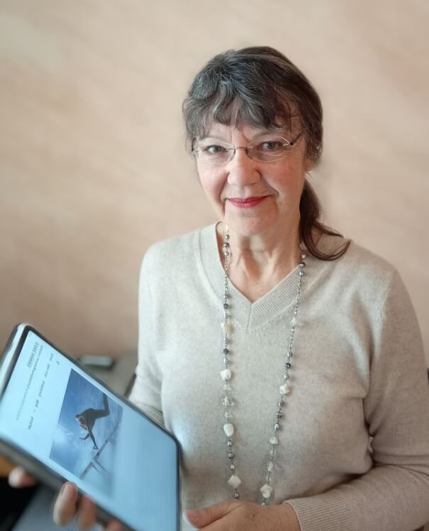 Ulrike Wanner mit Tablet, das ihren Blogartikel 'Angst vor schwierigen Gesprächen überwinden' zeigt