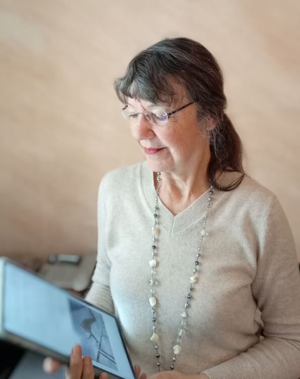 Ulrike Wanner mit Tablet, das ihren Blogartikel 'Angst vor schwierigen Gesprächen überwinden' zeigt