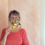 Ulrike mit Maske vorm Gesicht