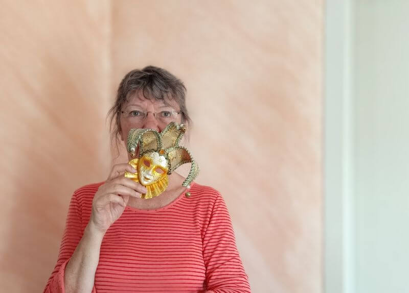 Ulrike mit Maske vorm Gesicht