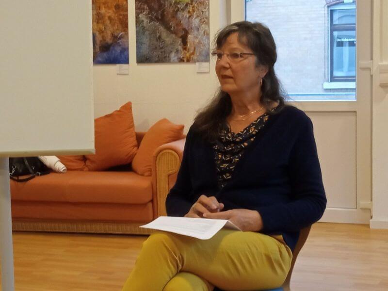 Ulrike Wanner spricht über präventive Mediation im Stadtteiltreff Blaues Haus am 14. April 2026