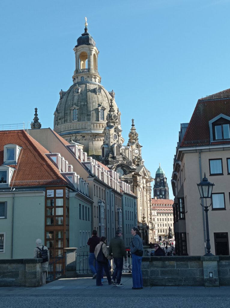 Häuserzeilen der Münzgasse, im HIntergrund die Frauenkirche