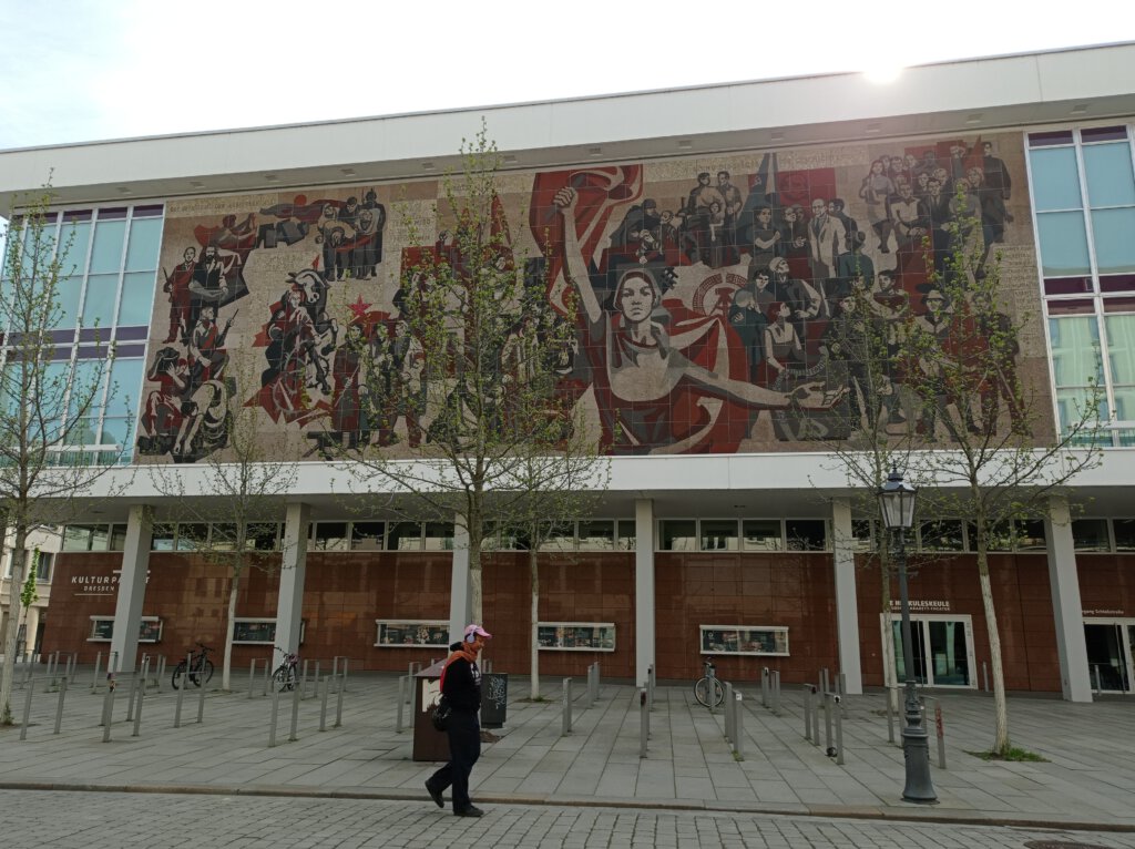 Wandbild 'Weg der roten Fahne' im Stil des sozialistischen Realismus an der Fassade
