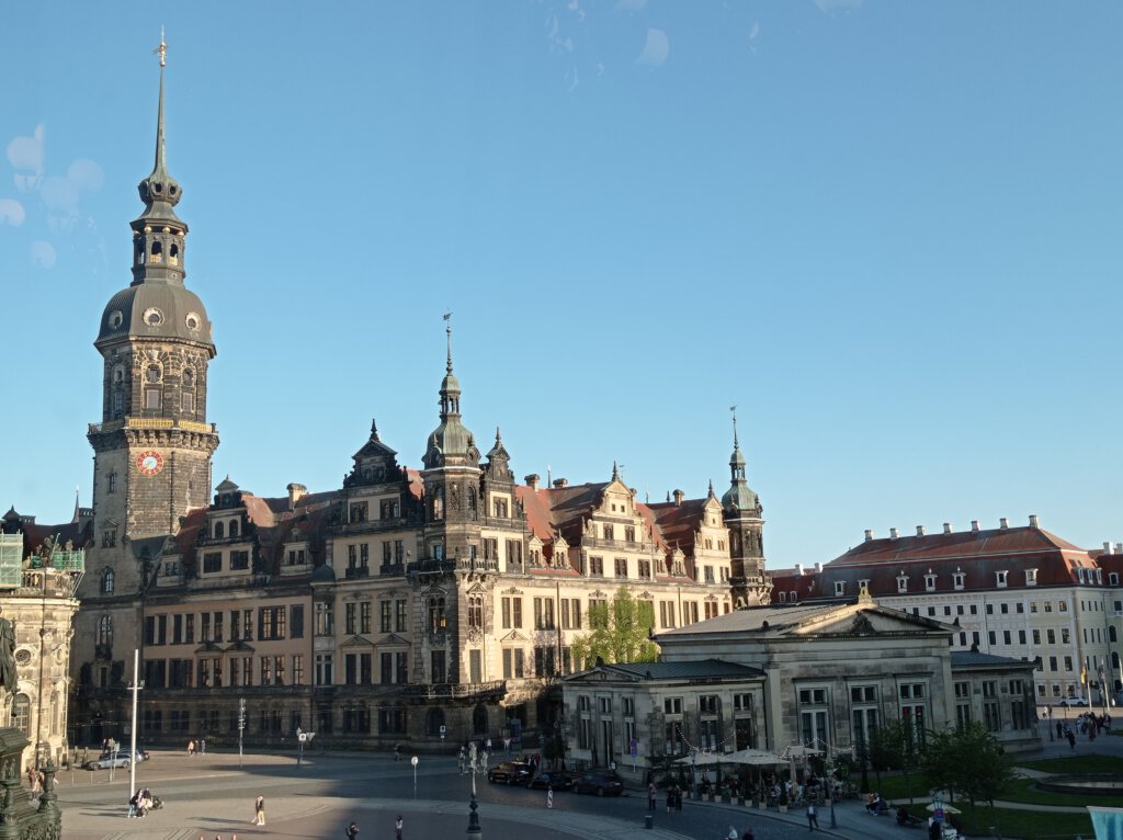 Außenansicht des barocken Schlosses mit Hausmannsturm
