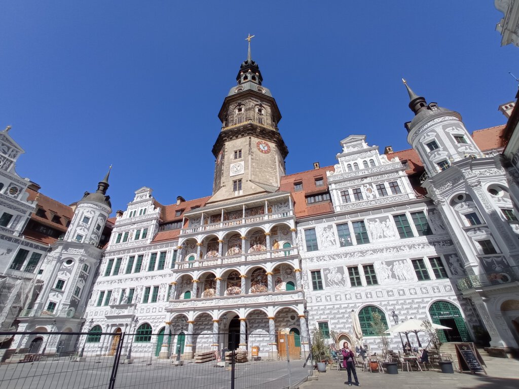 Renaissance-Innenhof mit Sgraffiti und 4-stöckigen Arkadengängen