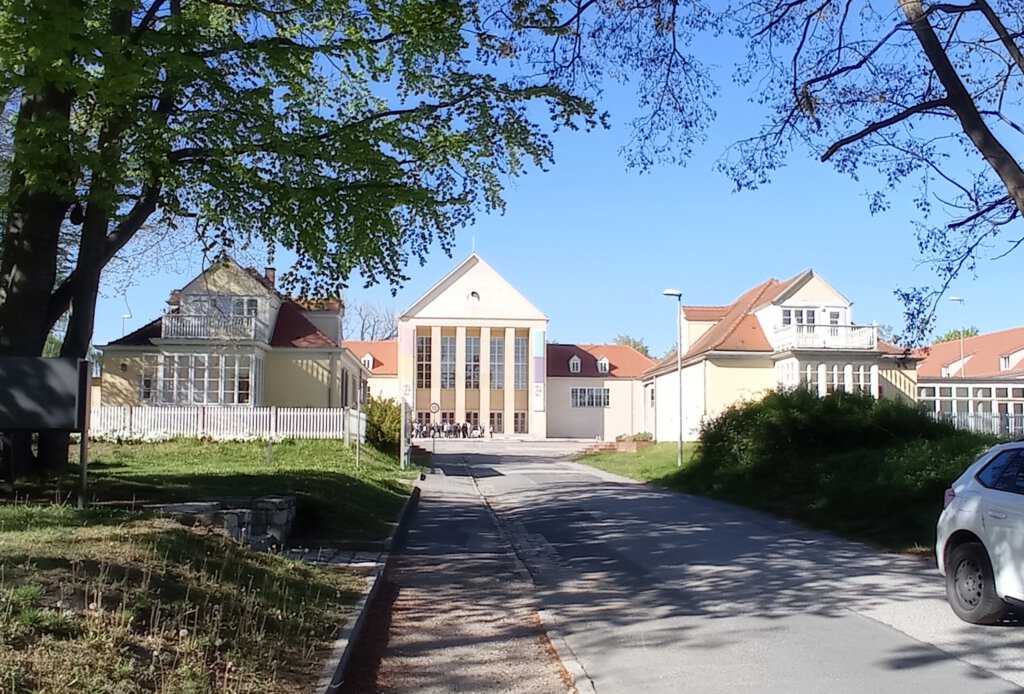 Frontalansicht der Jugenstilfassade des Festspielhauses