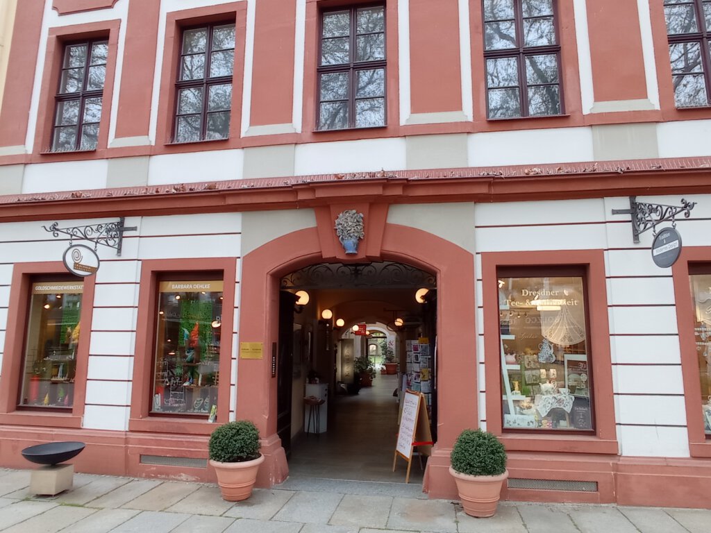 Barockgebäude mit Passage zu Künstlerhöfen