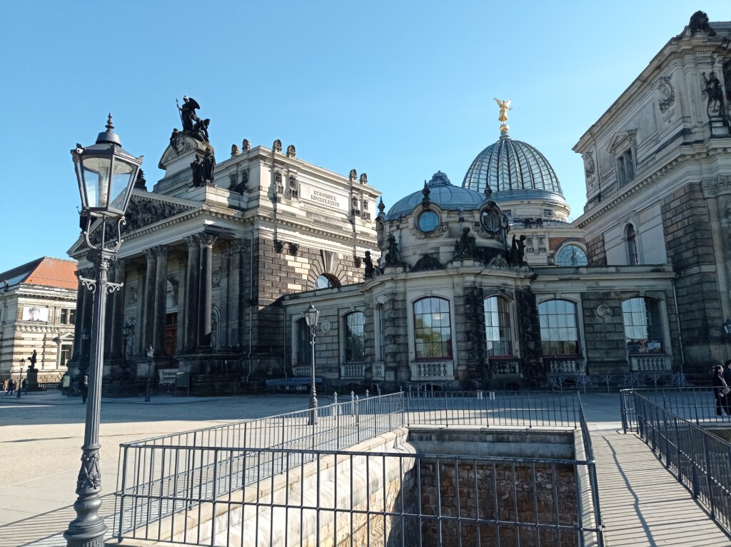 Klassizistische Kunstakademie mit gläserner, moderner Kuppel