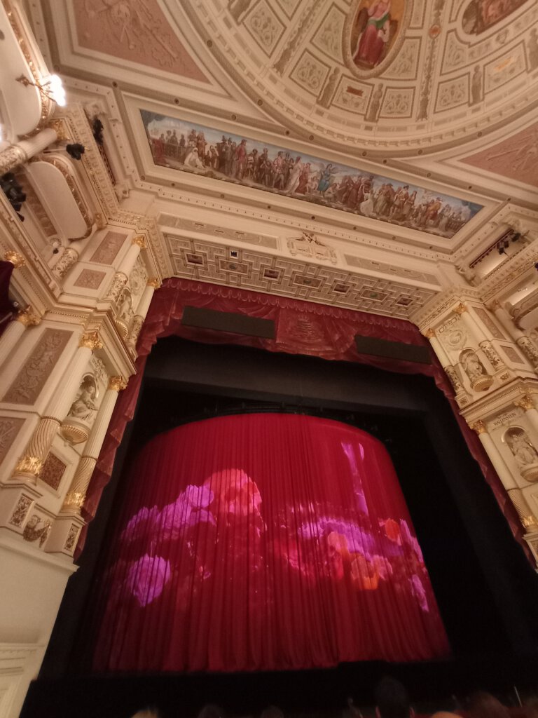 Klassiszistische Innenausstattung, Blick auf die Bühne, Vorhang geschlossen