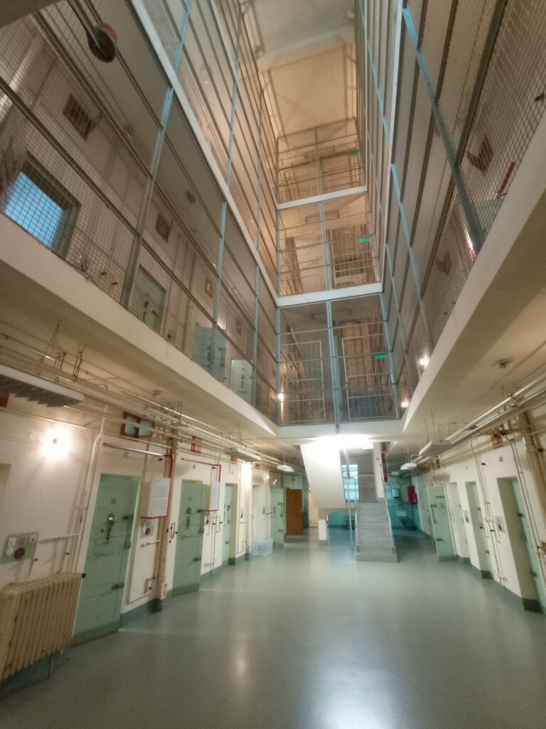 Stasi-Gefängnis mit vergitterten Etagen