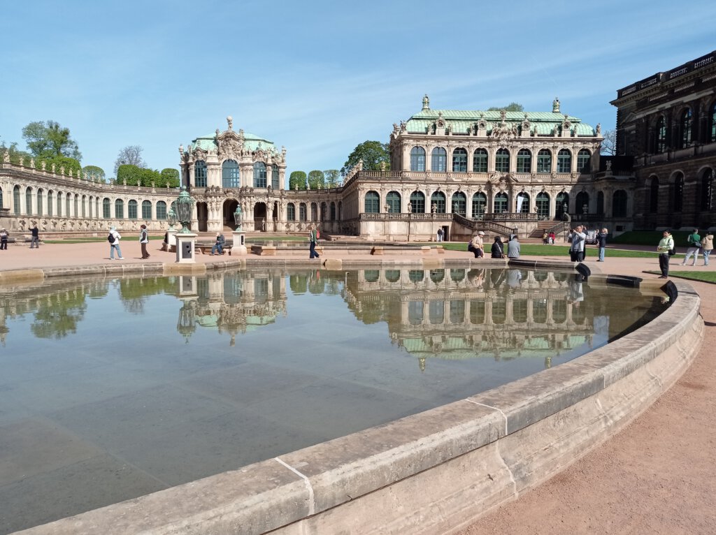 Barocker Wallpavillon spiegelt sich im Wasserbecken des Innenhofs des Zwingers