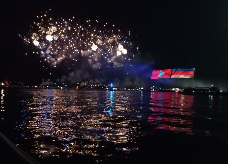 Weißes Feuerwerk beim Seenachtsfest über dem Bodensee