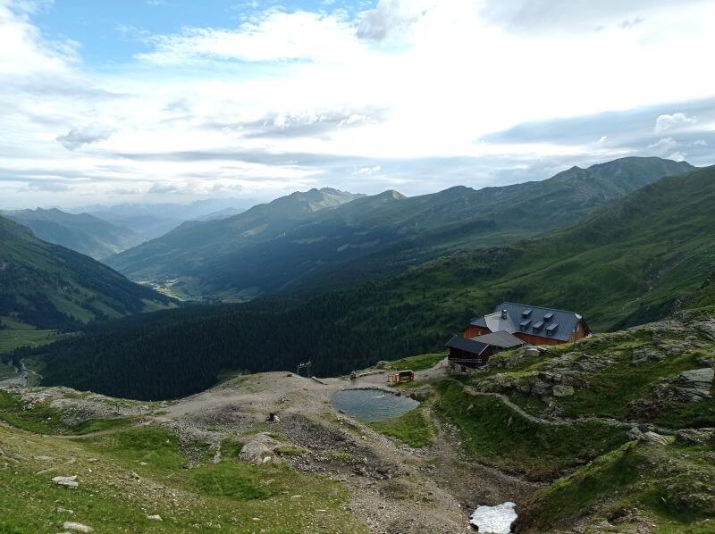 Blick aufs Schutzhaus Neubau und das Rauriser Tal