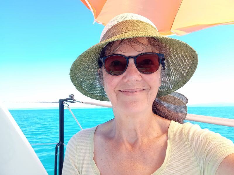 Ulrike mit Strohhut beim Segeln auf dem Bodensee