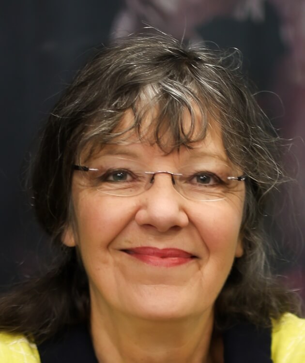 Mediatorin Ulrike Wanner lächelt herzlich in die Kamera, Portraitfoto für die Autorenbox.