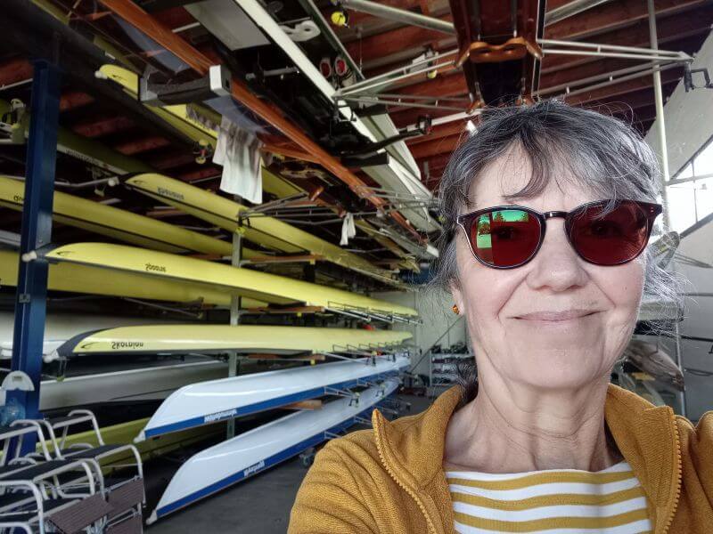 Ulrike Wanner in der Bootshalle in Basel vor Ruderbooten