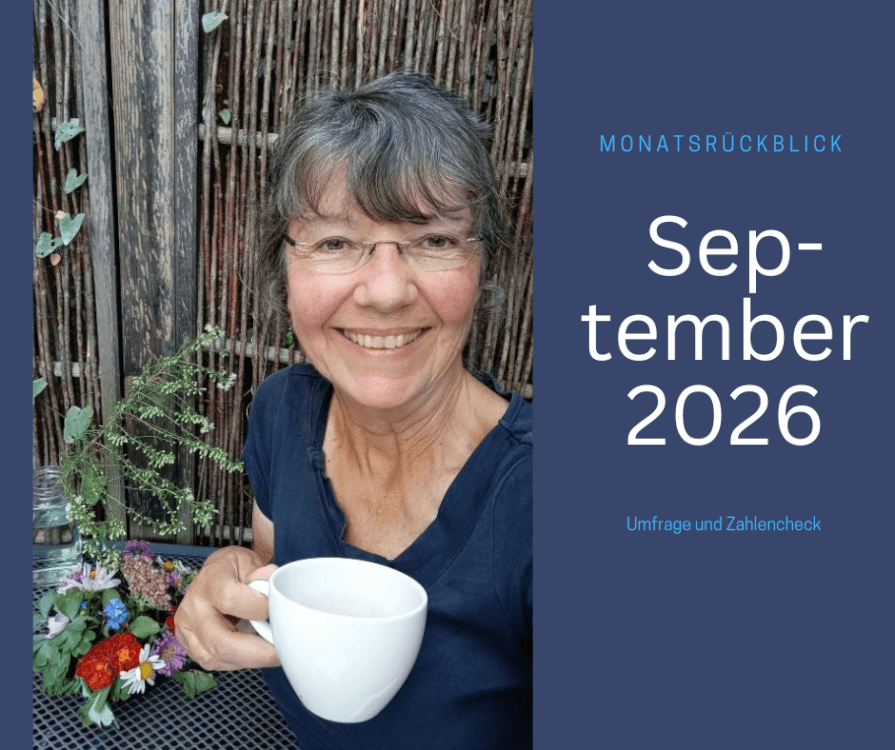 Ulrike Wanner, lächelnd mit Brille und grauem Haar, hält im Garten eine weiße Tasse, daneben ein bunter Blumenstrauß auf dem Tisch.
