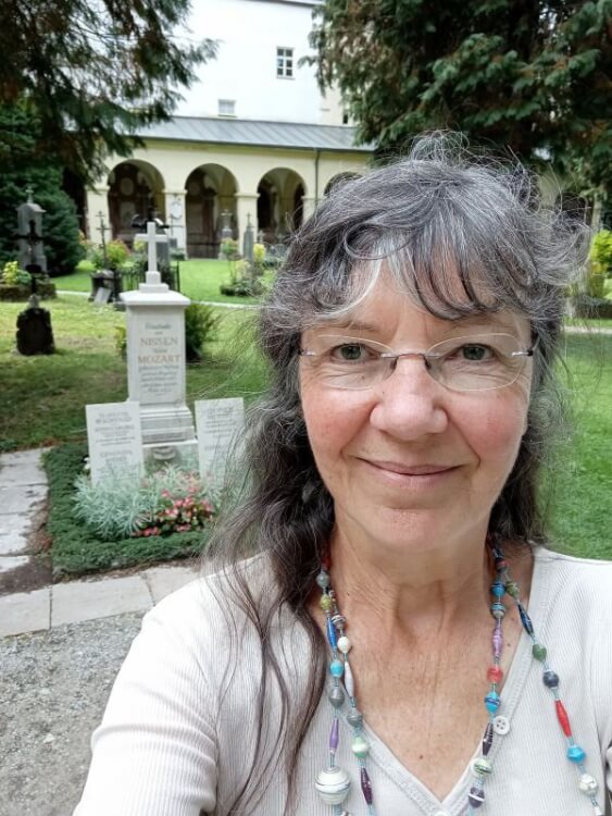Selfie Ulrikes vor Grabsteinen der Familien Nissen und Mozart auf dem Sebastiansfriedhof